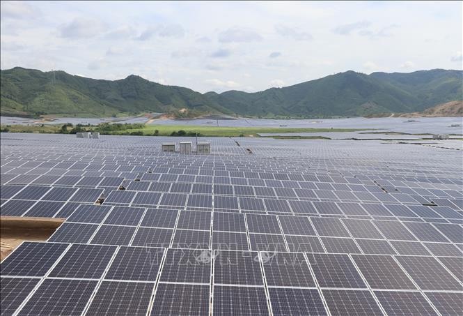Hệ thống pin năng lượng mặt trời tại dự án điện Hòa Hội (Ảnh: TTXVN)