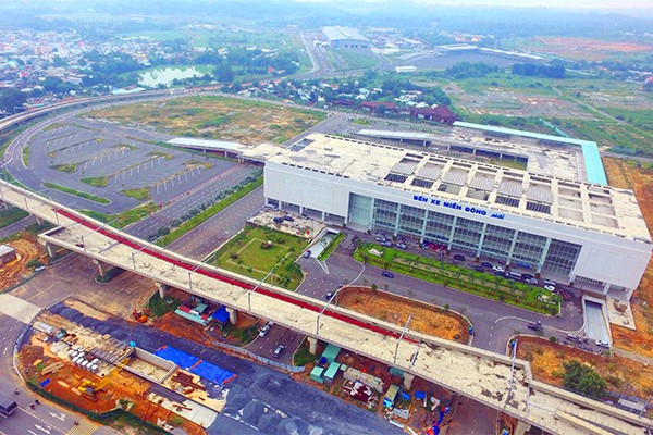 Tổng Công ty Cơ khí giao thông vận tải Sài Gòn - TNHH Một thành viên (SAMCO) và Công ty TNHH MTV Bến xe Miền Đông là đơn vị cung cấp dịch vụ quản lý, vận hành, kinh doanh khai thác Bến xe Miền Đông mới.