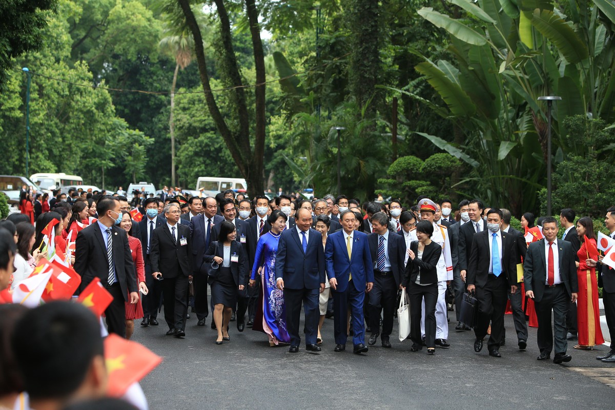 Hai Thủ tướng tiến về nhà Chính phủ để hội đàm. Trước khi lên máy bay đến Hà Nội, Thủ tướng Suga đã khẳng định với truyền thông Nhật Bản quyết tâm đóng góp cho hòa bình và thịnh vượng của khu vực bằng việc hiện thực hóa tầm nhìn về Ấn Độ Dương - Thái Bình dương tự do và mở, với ASEAN là đối tác cực kỳ quan trọng giúp Nhật Bản đạt đến tầm nhìn này. Hai Thủ tướng tiến về nhà Chính phủ để hội đàm. Trước khi lên máy bay đến Hà Nội, Thủ tướng Suga đã khẳng định với truyền thông Nhật Bản quyết tâm đóng góp cho hòa bình và thịnh vượng của khu vực bằng việc hiện thực hóa tầm nhìn về Ấn Độ Dương - Thái Bình dương tự do và mở, với ASEAN là đối tác cực kỳ quan trọng giúp Nhật Bản đạt đến tầm nhìn này.