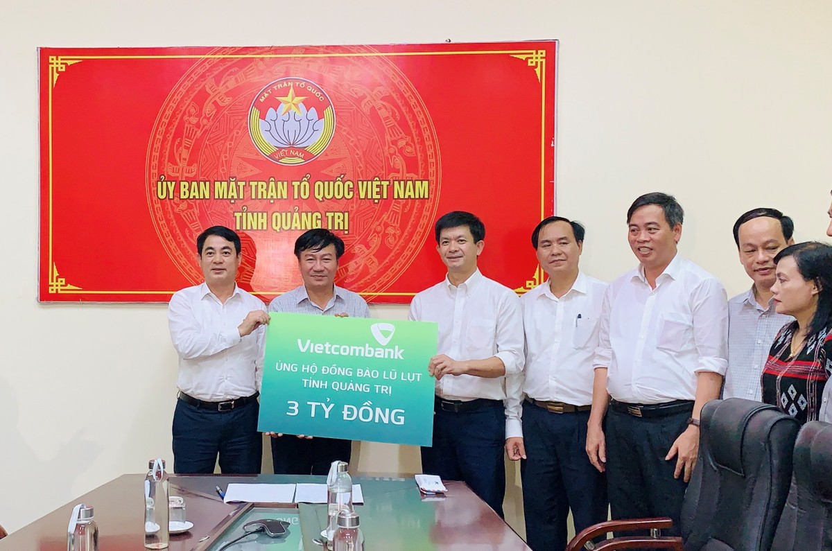 Thay mặt Vietcombank, ông Nghiêm Xuân Thành, Chủ tịch HĐQT (ngoài cùng bên trái) trao số tiền 3 tỷ đồng ủng hộ đồng bào tỉnh Quảng Trị