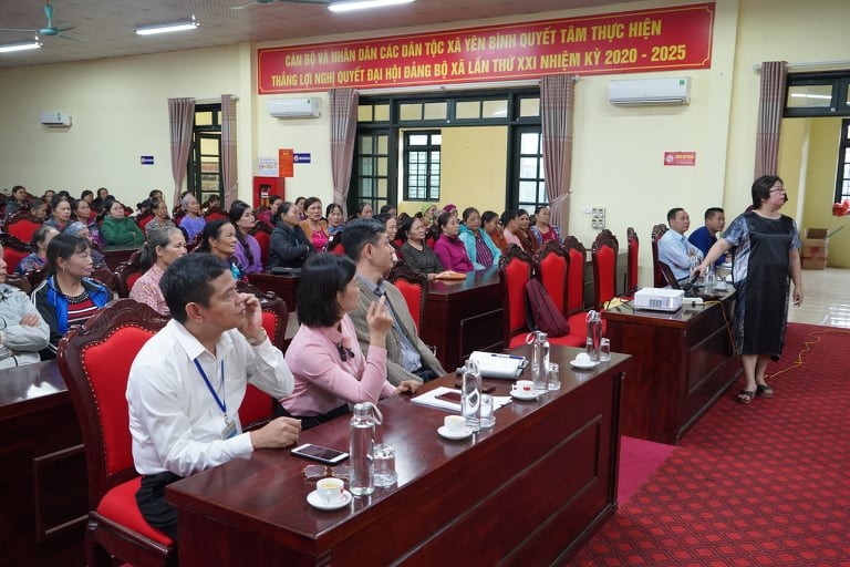 TS. Nguyễn Thu Thủy trao đổi với các đại biểu, học viên tại huyện Thạch Thất về phương thức làm du lịch cộng đồng, ngày 30/10. TS. Nguyễn Thu Thủy trao đổi với các đại biểu, học viên tại huyện Thạch Thất về phương thức làm du lịch cộng đồng, ngày 30/10.