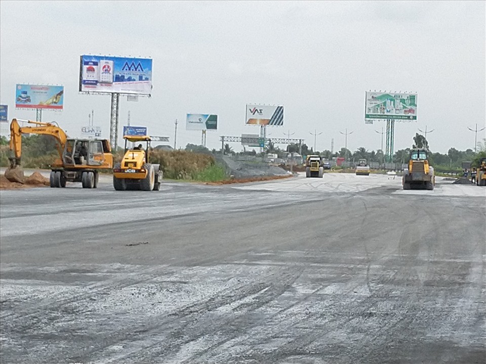 Thi công lớp cấp phối đá dăm tại Dự án BOT cao tốc Trung Lương - Mỹ Thuận. Thi công lớp cấp phối đá dăm tại Dự án BOT cao tốc Trung Lương - Mỹ Thuận.