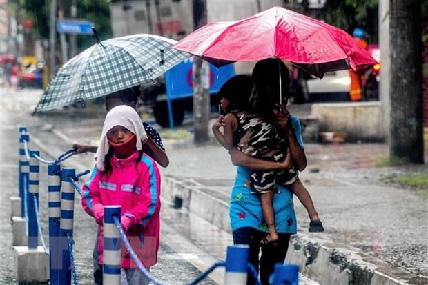 Người dân tại tỉnh Manila, Philippines. (Ảnh: THX/TTXVN) Người dân tại tỉnh Manila, Philippines. (Ảnh: THX/TTXVN)