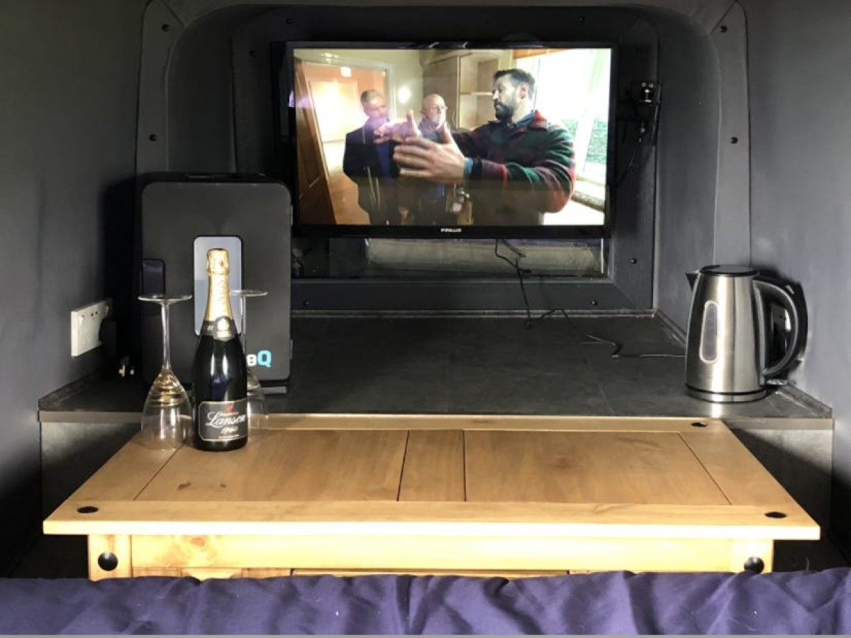 Khách đến đây thường là cựu quân nhân cùng gia đình, bạn bè họ. Gần khu vực này cũng có nhiều các căn cứ không quân khác và du khách có thể đến tham quan.