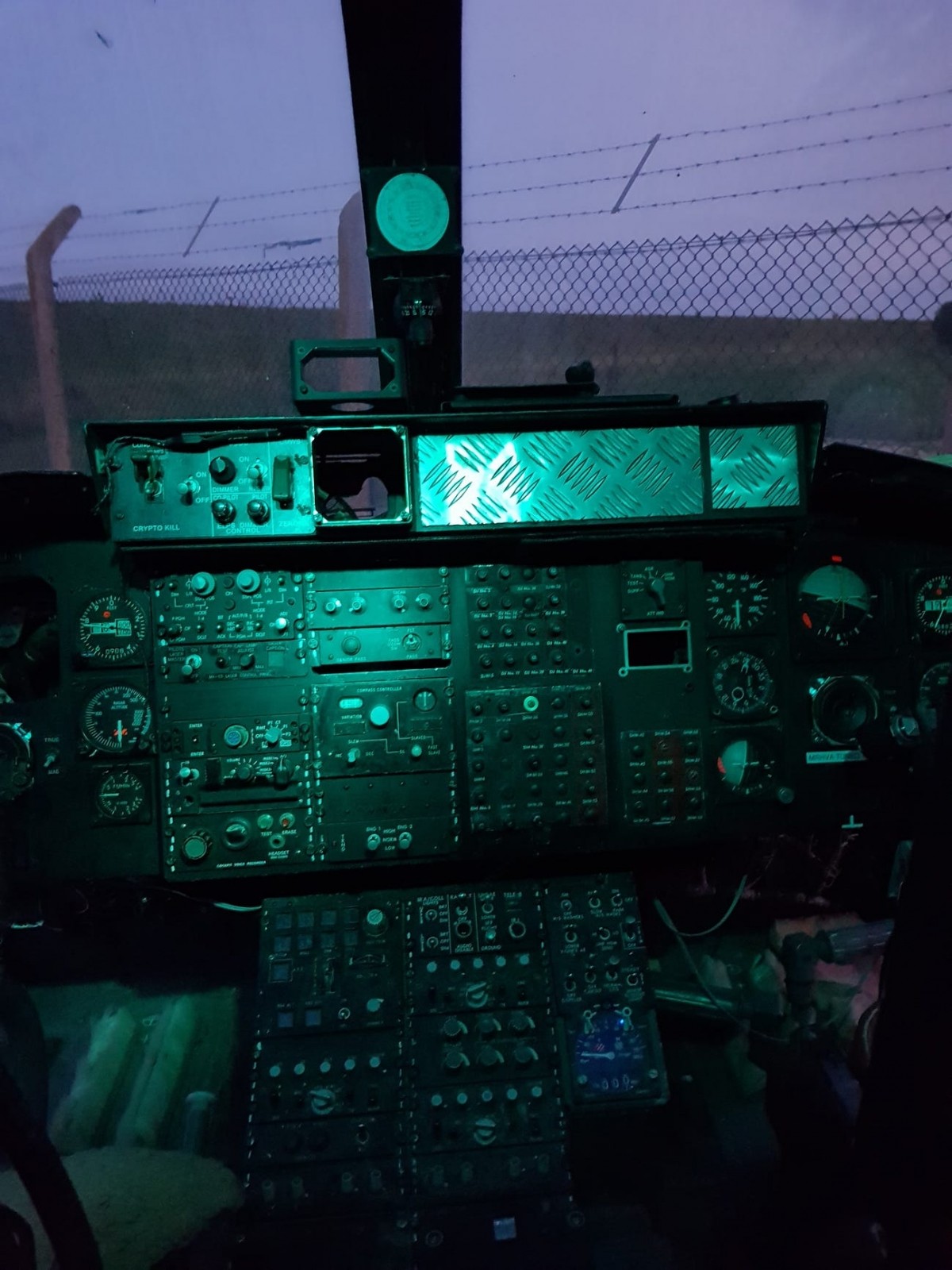 Buồng lái của trực thăng vẫn còn khá nguyên vẹn để du khách ngắm nghía và chụp ảnh.