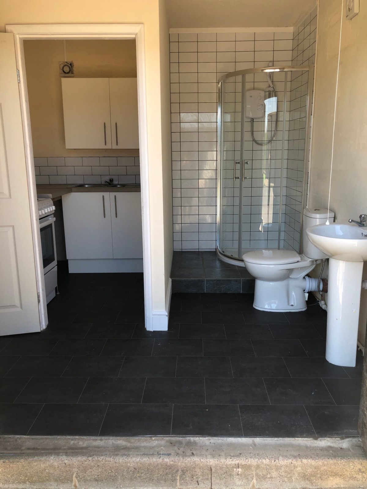 Nhà vệ sinh, phòng tắm và bếp được đặt trong một dãy nhà gần chiếc trực thăng. Ngoài ra còn có một phòng chơi chung, nơi du khách có thể chơi bi-a, ném phi tiêu và đánh bóng bàn.