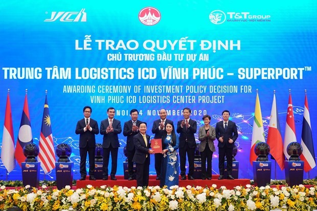 Bà Hoàng Thị Thúy Lan, Bí thư Tỉnh ủy Vĩnh Phúc trao Quyết định chủ trương đầu tư dự án Trung tâm Logistics ICD Vĩnh Phúc (SuperPortTM) cho ông Đỗ Quang Hiển - đại diện Liên danh Tập đoàn T&T Group – YCH Group –YCH Holdings. (Nguồn: Vietnam+) Bà Hoàng Thị Thúy Lan, Bí thư Tỉnh ủy Vĩnh Phúc trao Quyết định chủ trương đầu tư dự án Trung tâm Logistics ICD Vĩnh Phúc (SuperPortTM) cho ông Đỗ Quang Hiển - đại diện Liên danh Tập đoàn T&T Group – YCH Group –YCH Holdings. (Nguồn: Vietnam+)