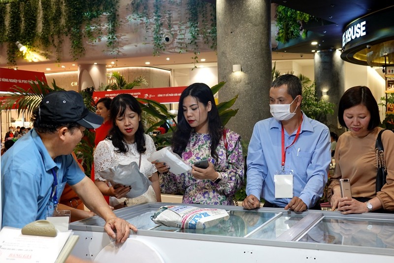 Khách hàng tham quan, mua sắm tại Hội chợ. Ảnh: Hồ Hạ.