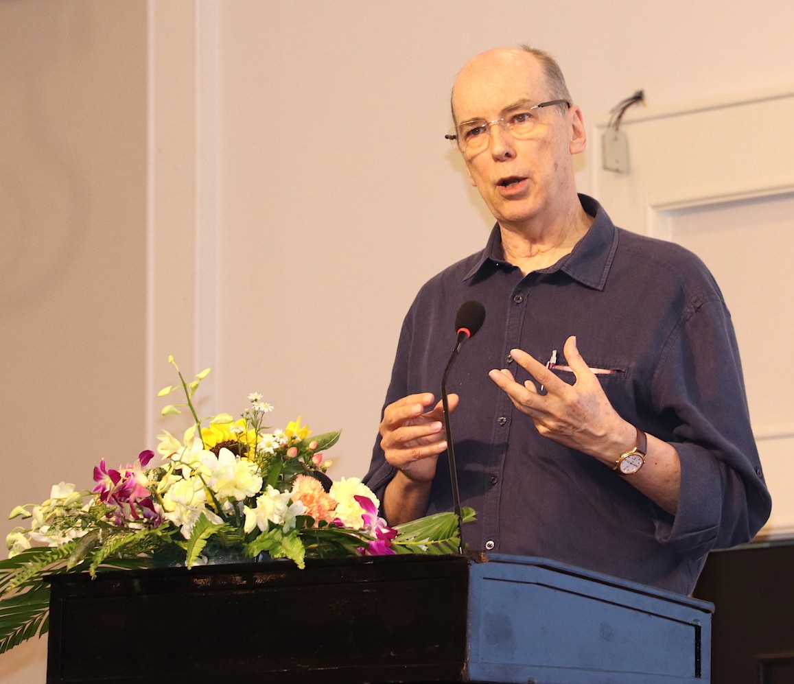 Ông Ian Hamilton, chuyên gia đánh giá biến đổi khí hậu (đại diện Royal Haskoning DHV) chia sẻ tại hội thảo tham vấn (Ảnh: HP).