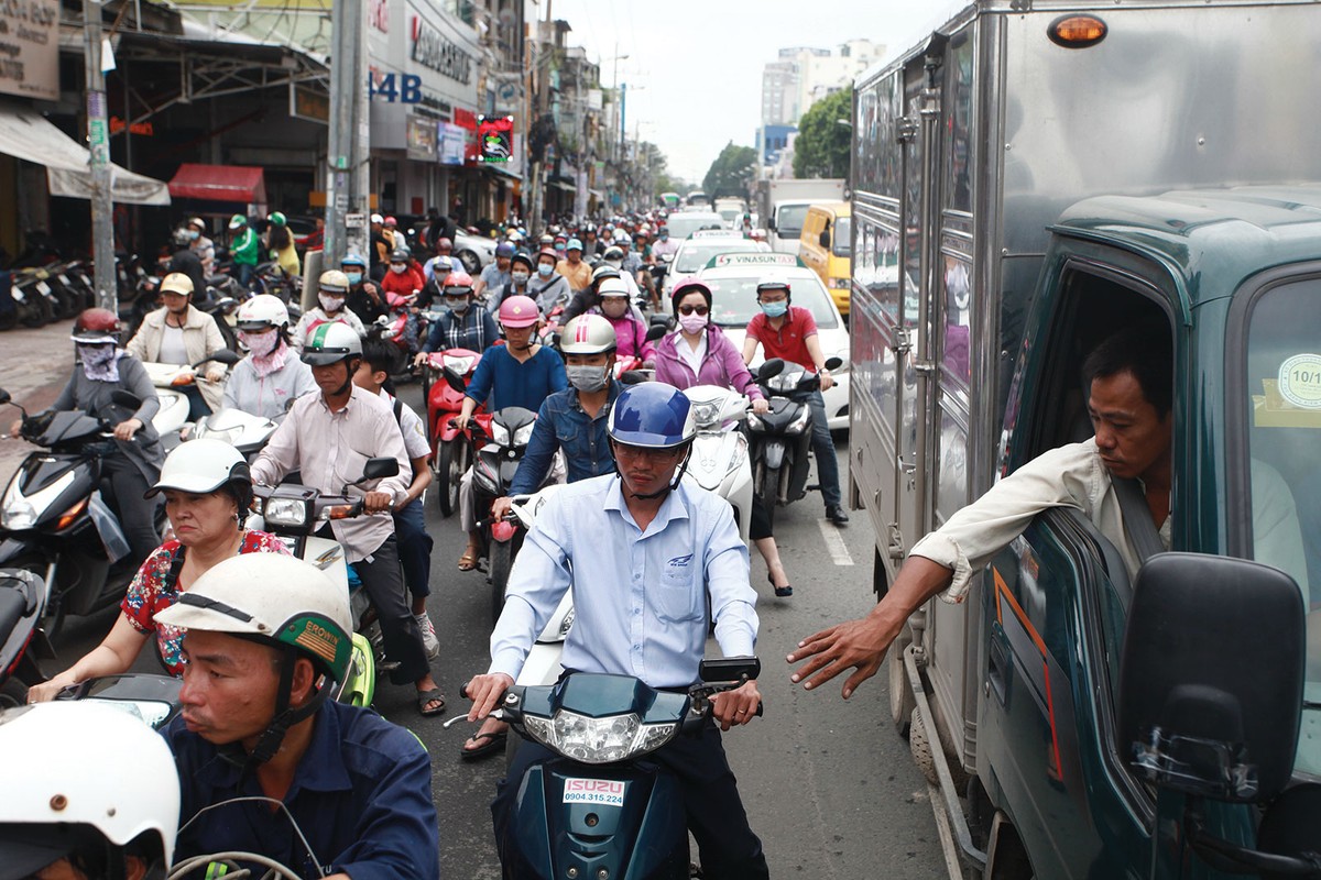 Từ ranh Bình Dương trở vào TP.HCM bị thắt cổ chai nên việc lưu thông rất khó khăn. Ảnh: Lê Toàn Từ ranh Bình Dương trở vào TP.HCM bị thắt cổ chai nên việc lưu thông rất khó khăn. Ảnh: Lê Toàn