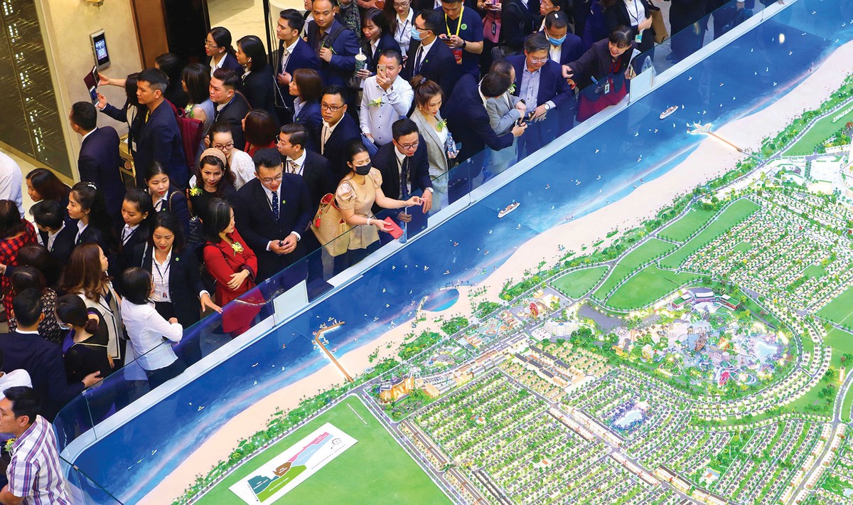 Khách hàng tham quan một dự án của Novaland