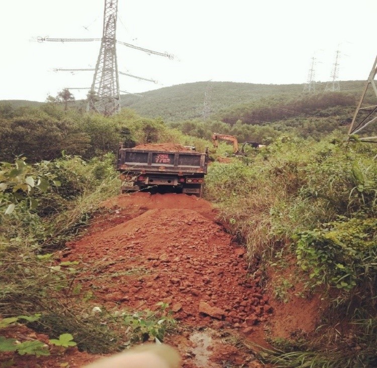 Nhiều đường thi công của dự án bị sụt sạt do mưa bão