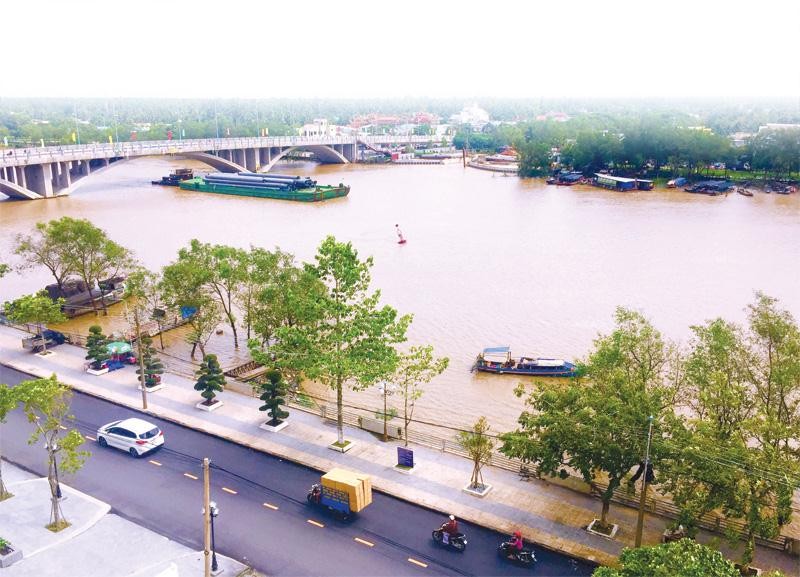 Hạ tầng giao thông của tỉnh Bến Tre ngày càng hoàn thiện để thu hút đầu tư. Hạ tầng giao thông của tỉnh Bến Tre ngày càng hoàn thiện để thu hút đầu tư.