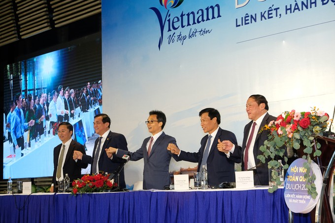 Phó Thủ tướng Vũ Đức Đam cùng các đại biểu nắm chặt tay thể hiện quyết tâm vượt qua khó khăn và cùng nỗ lực vì sự phát triển của ngành kinh tế xanh. Phó Thủ tướng Vũ Đức Đam cùng các đại biểu nắm chặt tay thể hiện quyết tâm vượt qua khó khăn và cùng nỗ lực vì sự phát triển của ngành kinh tế xanh.