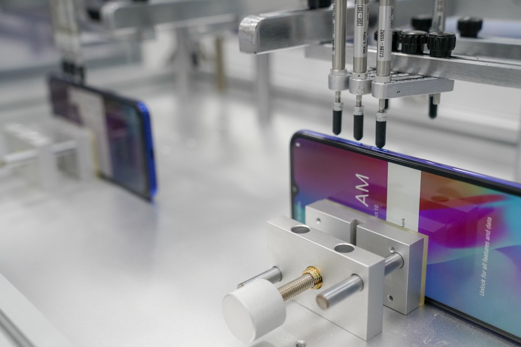 Máy kiểm tra phím bấm điện thoại.