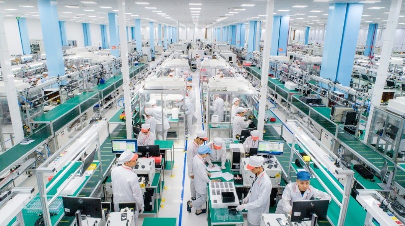 Vingroup đã cho lắp đặt hệ thống dây chuyền được nhập khẩu từ Mỹ, Đức, Nhật Bản, Hàn Quốc, đảm bảo quy trình hoàn toàn khép kín, tự động hóa ở mức tối đa và đạt hiệu năng cao Vingroup đã cho lắp đặt hệ thống dây chuyền được nhập khẩu từ Mỹ, Đức, Nhật Bản, Hàn Quốc, đảm bảo quy trình hoàn toàn khép kín, tự động hóa ở mức tối đa và đạt hiệu năng cao