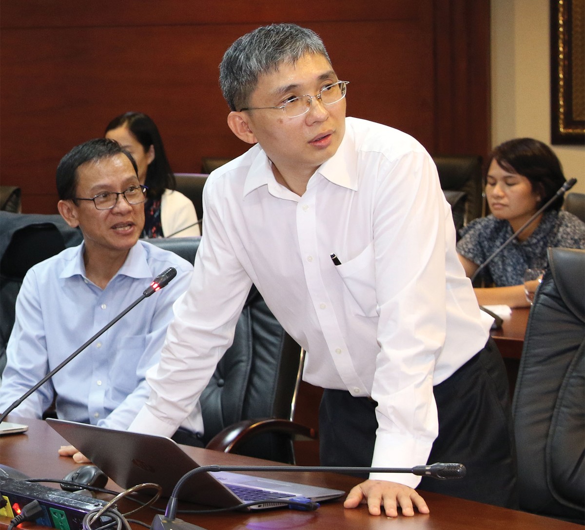 Ông Tô Vỹ Hùng (đứng), hội viên ACCA, đại diện nhóm chấm báo cáo phát triển bền vững, báo cáo Hội đồng bình chọn về kết quả chấm báo cáo phát triển bền vững và lắng nghe phản biện để chọn được doanh nghiệp xứng đáng ở hạng mục trao giải báo cáo phát triển bền vững