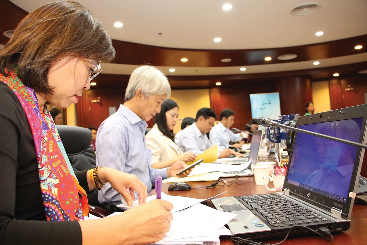 Sau khi Hội đồng bình chọn bỏ phiếu bình chọn ở vòng chung khảo, điểm số của các doanh nghiệp qua 2 vòng chấm sẽ hiển thị trên màn hình để Hội đồng bình chọn xem xét, đánh giá lần nữa, loại ra các doanh nghiệp có điểm bất thường như vi phạm công bố thông tin hay vi phạm về quản trị công ty…, đồng thời chọn doanh nghiệp để trao giải tiến bộ