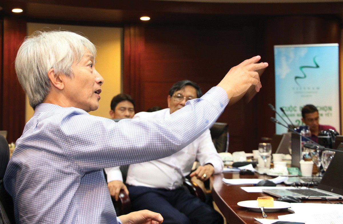 TS. Trần Ngọc Thơ, Trường Đại học Kinh tế TP.HCM, thành viên Hội đồng bình chọn (ảnh trên) và ông Nguyễn Sơn, Chủ tịch Trung tâm Lưu ký chứng khoán (ảnh dưới), cùng các thành viên Hội đồng bình chọn khác đặt câu hỏi với đại diện của &quot;Big 4&quot; - 4 công ty kiểm toán hàng đầu về kết quả chấm soát xét báo cáo thường niên