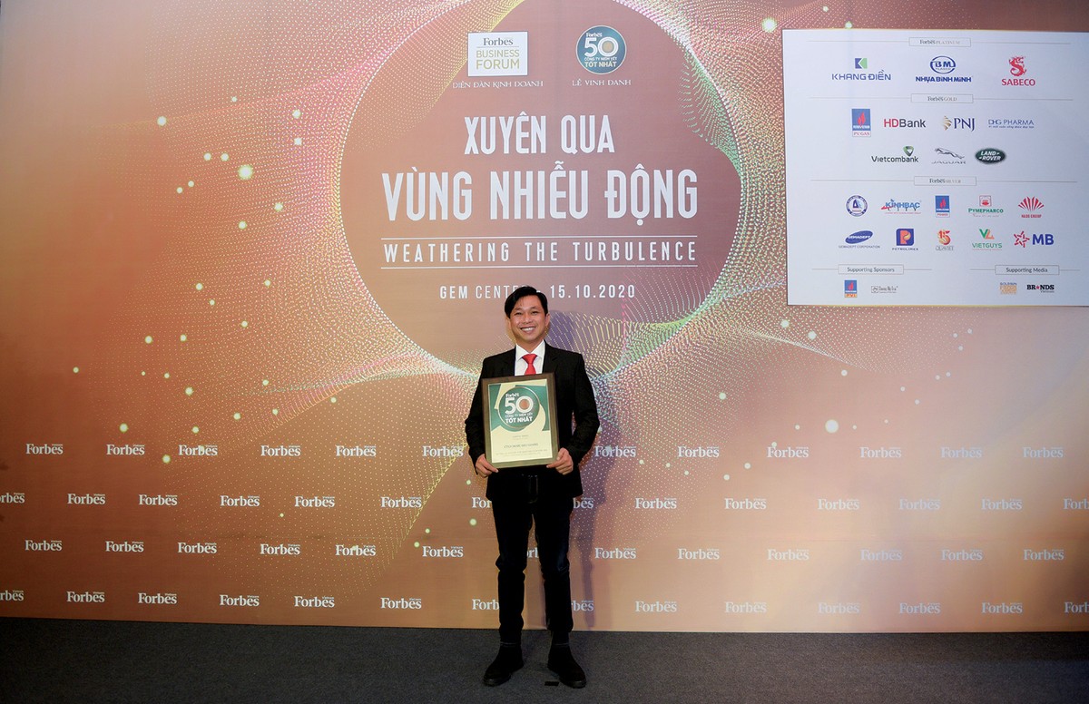 Ông Đoàn Đình Duy Khương - Tổng giám đốc điều hành, dại diện DHG nhận danh hiệu Top 50 công ty niêm yết tốt nhất năm 2020 do Forbes bình chọn Ông Đoàn Đình Duy Khương - Tổng giám đốc điều hành, dại diện DHG nhận danh hiệu Top 50 công ty niêm yết tốt nhất năm 2020 do Forbes bình chọn