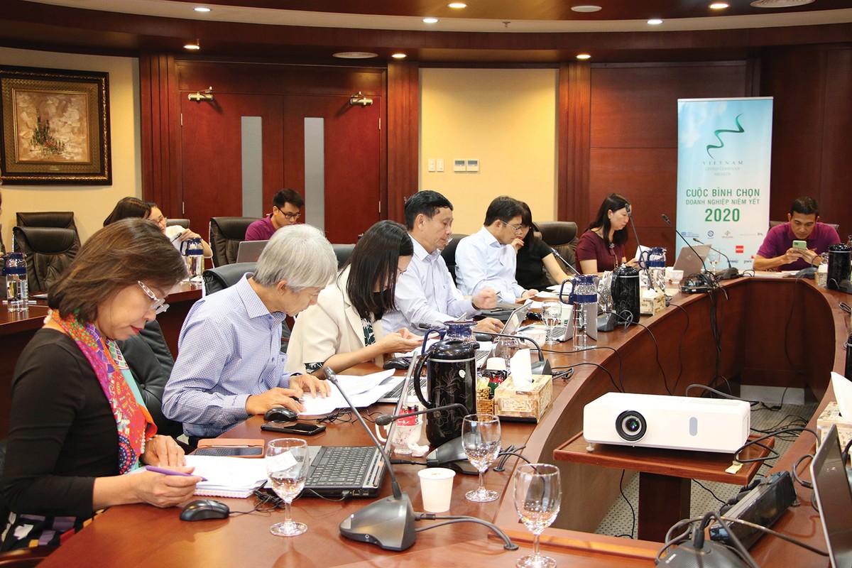 Các thành viên Hội đồng bình chọn tập trung bỏ phiếu chấm điểm xếp hạng báo cáo thường niên của doanh nghiêp