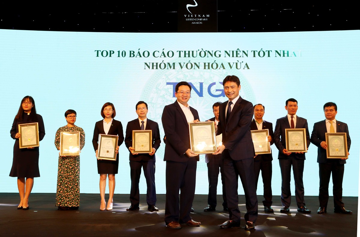 Đại diện TNG nhận TOP 10 nhóm vốn hóa vừa có BCTN tốt nhất.