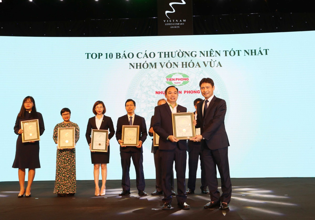 Đại diện CTCP Nhựa Thiếu niênTiền Phong nhận TOP 10 nhóm vốn hóa vừa có BCTN tốt nhất.