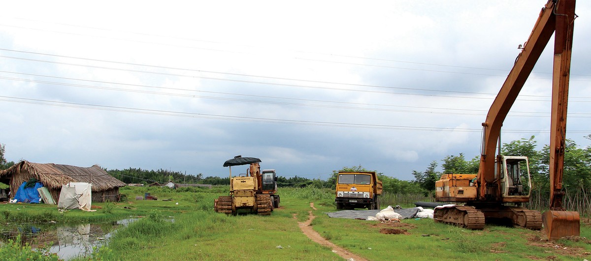 Máy móc hoen rỉ giữa công trường dự án Phước Kiển của QCGL Máy móc hoen rỉ giữa công trường dự án Phước Kiển của QCGL