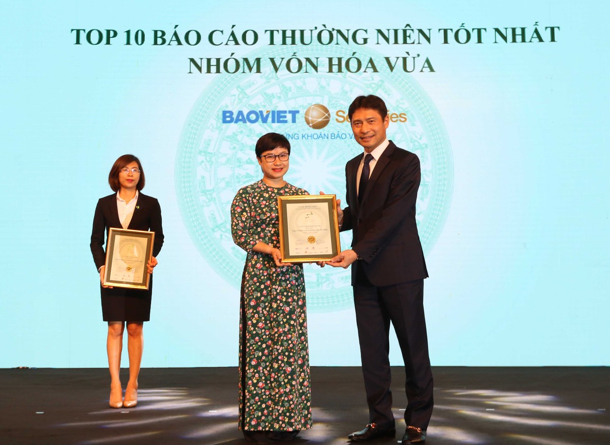 Đại diện CTCP Chứng khoán Bảo Việt nhận TOP 10 nhóm vốn hóa vừa có BCTN tốt nhất.