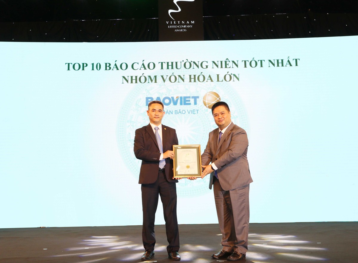 Đại diện tập đoàn Bảo Việt nhận TOP 10 DNNY nhóm vốn hóa lớn có BCTN tốt nhất