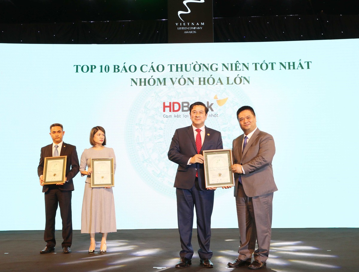 Đại diện HDB nhận TOP 10 DNNY nhóm vốn hóa lớn có BCTN tốt nhất