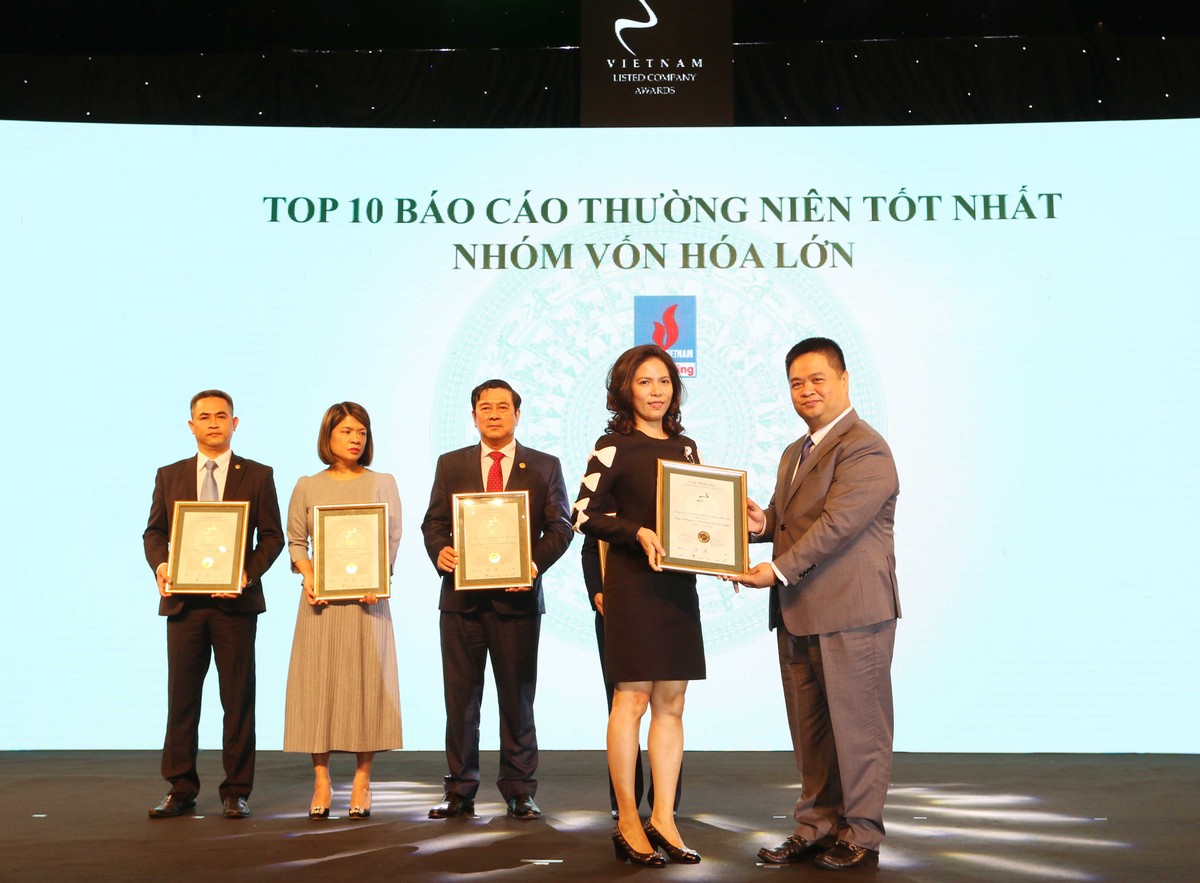 Đại diện Tổng CTCP Khoan và Dịch vụ Khoan Dầu Khi nhận TOP 10 DNNY nhóm vốn hóa lớn có BCTN tốt nhất