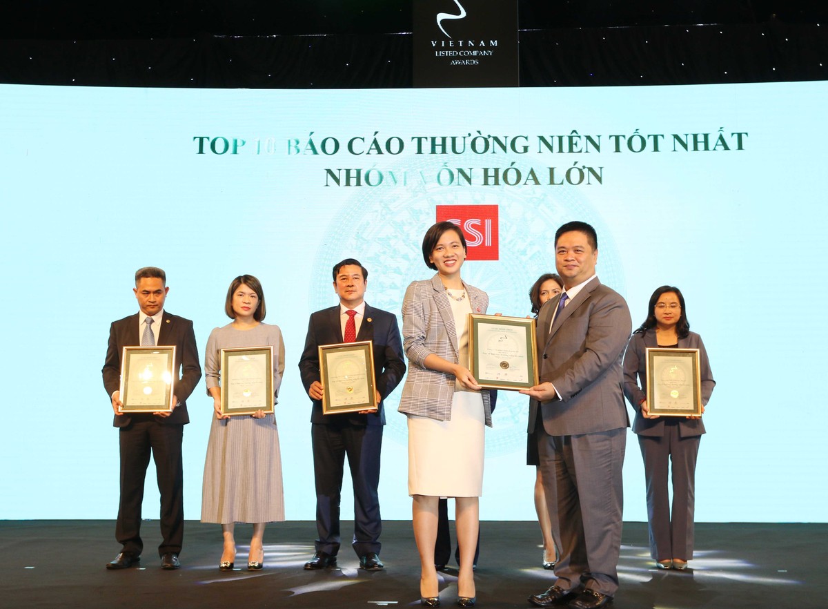 Đại diện SSI nhận TOP 10 DNNY nhóm vốn hóa lớn có BCTN tốt nhất