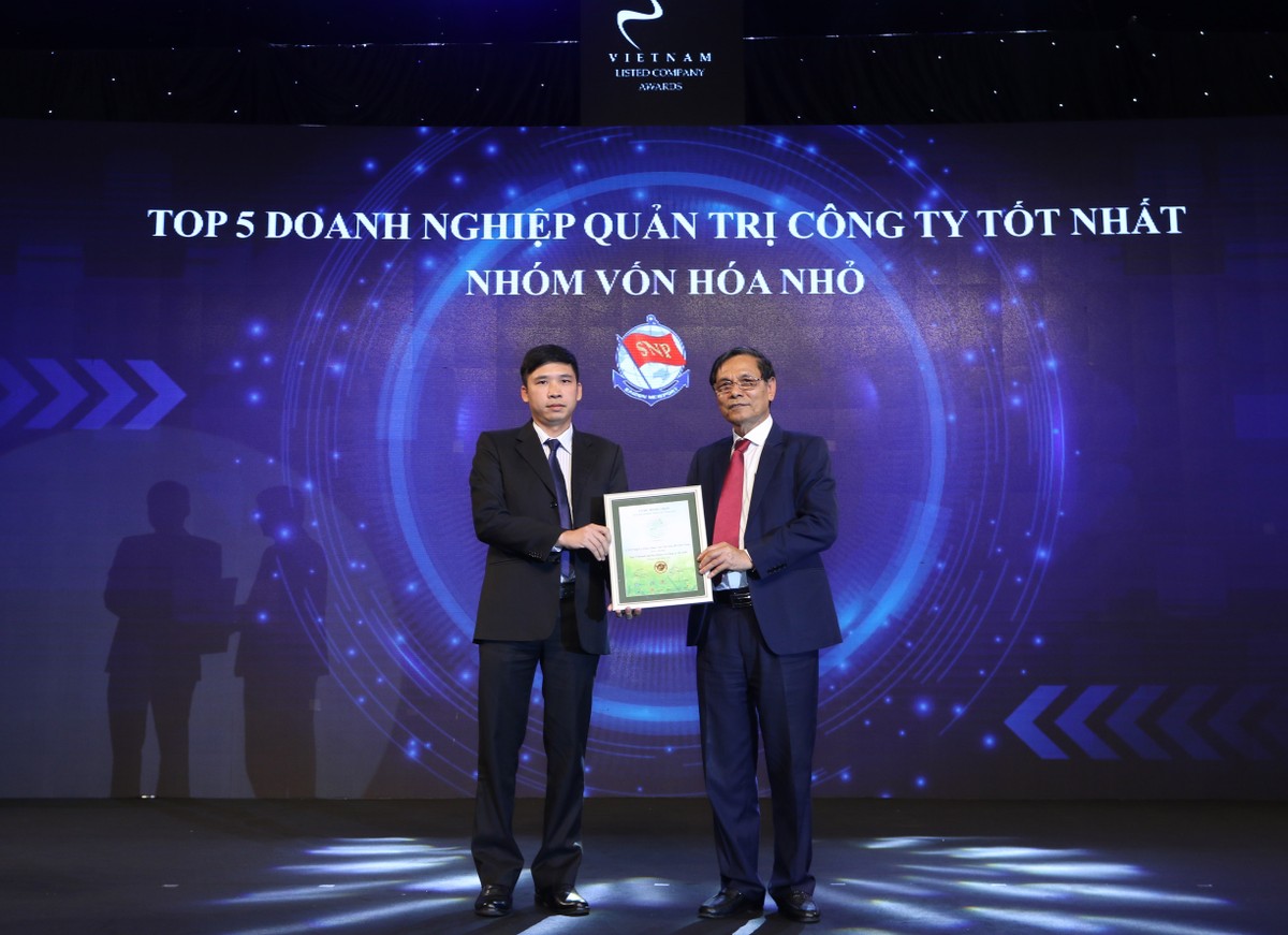 Đại diện TCL nhận TOP 5 Doanh nghiệp quản trị công ty tốt nhất nhóm vốn hóa nhỏ