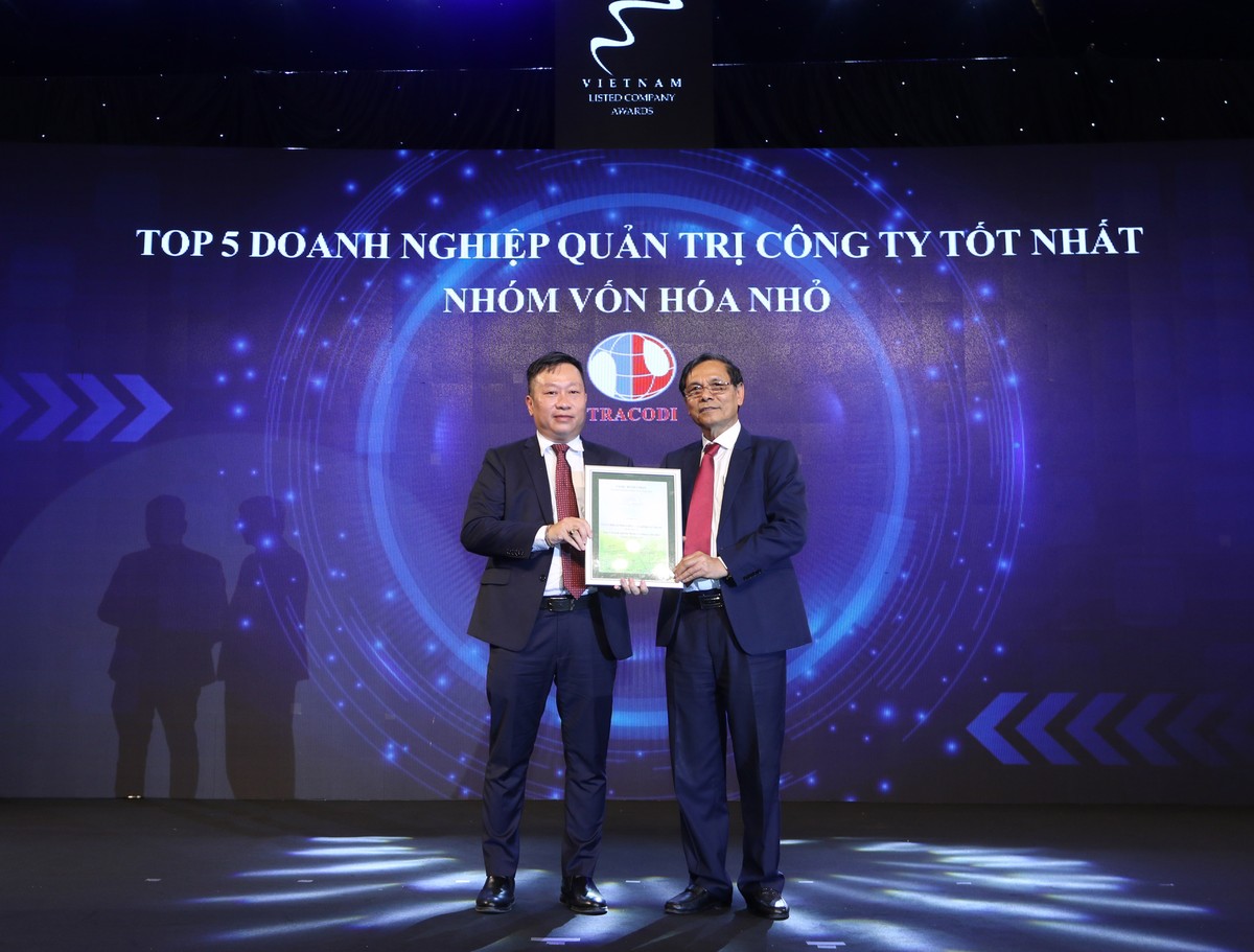 Đại diện TRACODI nhận TOP 5 Doanh nghiệp quản trị công ty tốt nhất nhóm vốn hóa nhỏ