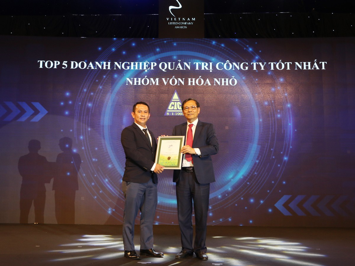 Đại diện CTCP Đầu tư Xây dựng 3-2 nhận TOP 5 Doanh nghiệp quản trị công ty tốt nhất nhóm vốn hóa nhỏ