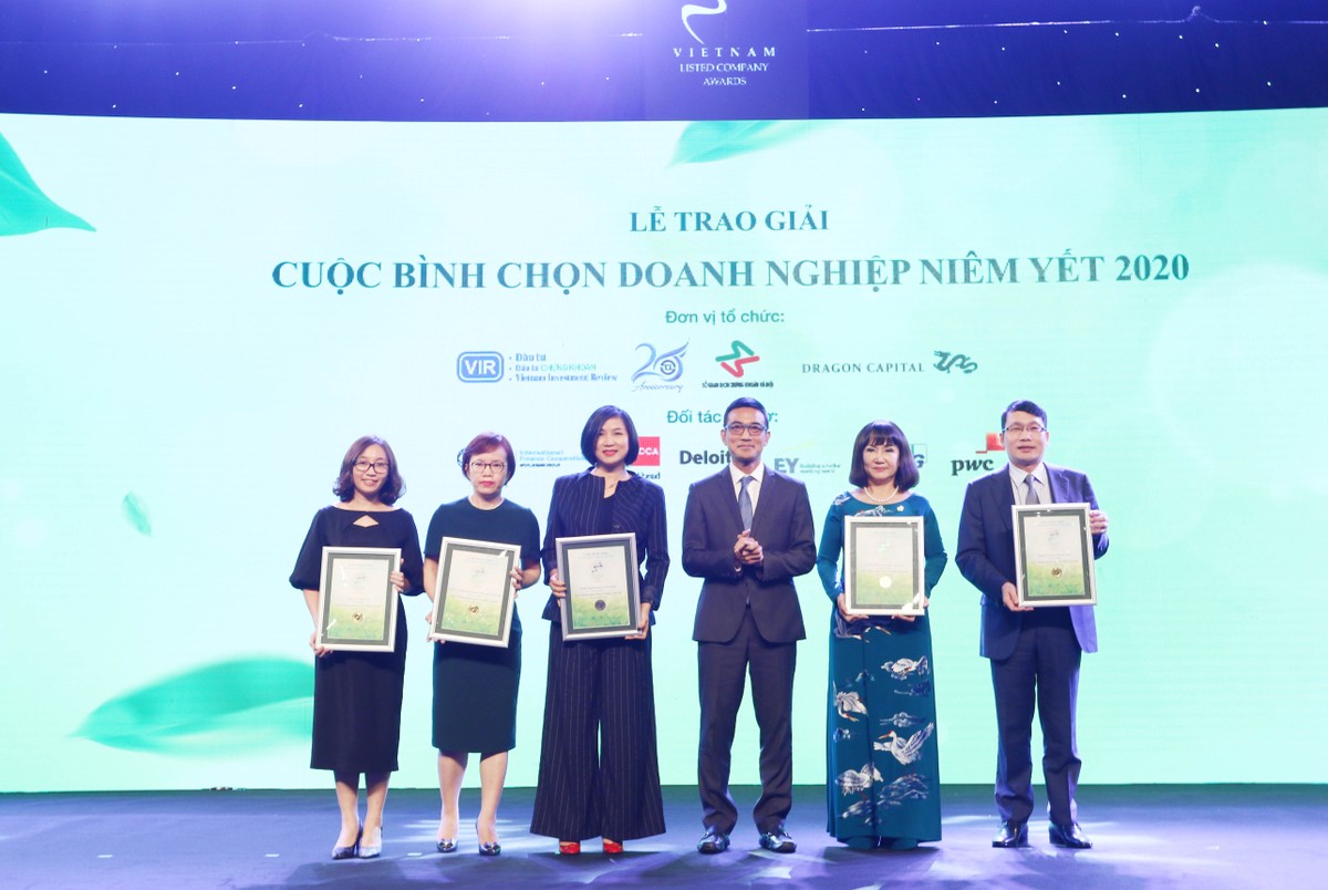 Ông Lê Hải Trà Thành viên phụ trách Hội đồng quản trị Sở Giao dịch Chứng khoán TPHCM trao TOP 5 DNNY nhóm vốn hóa lớn có báo cáo QTCT tốt nhất