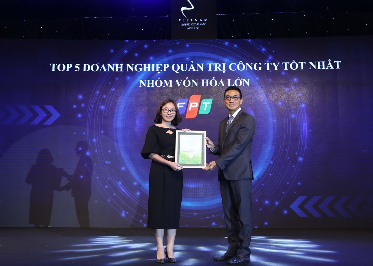 Đại diện FPT nhận TOP 5 Doanh nghiệp quản trị công ty tốt nhất nhóm vốn hóa lớn