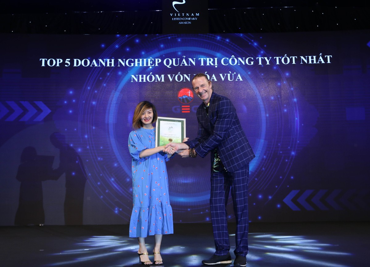 Đại diện CTCP Điện Gia Lai nhận TOP 5 Doanh nghiệp quản trị công ty tốt nhất nhóm vốn hóa vừa