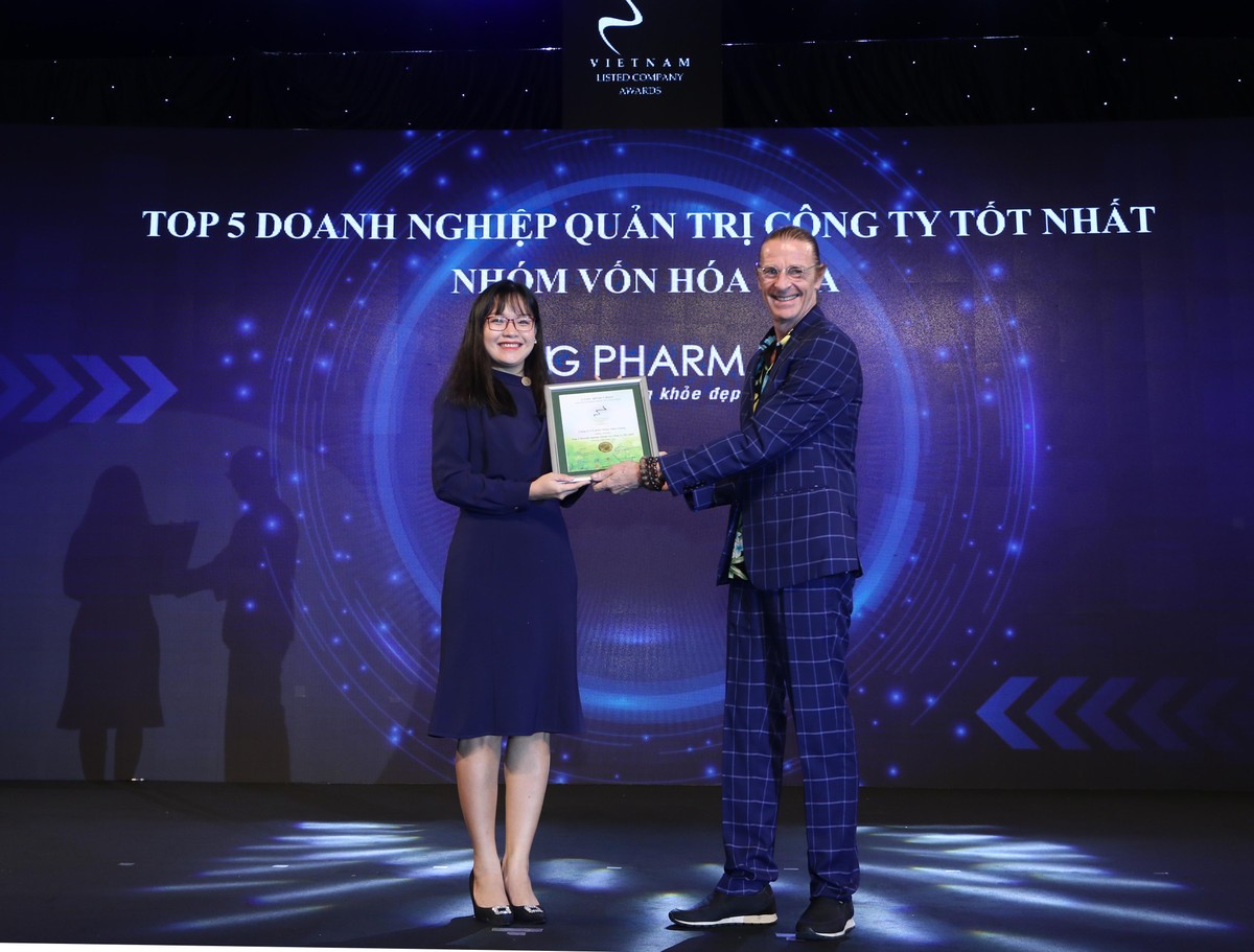 Đại diện CTCP Dược Hậu Giang nhận TOP 5 Doanh nghiệp quản trị công ty tốt nhất nhóm vốn hóa vừa
