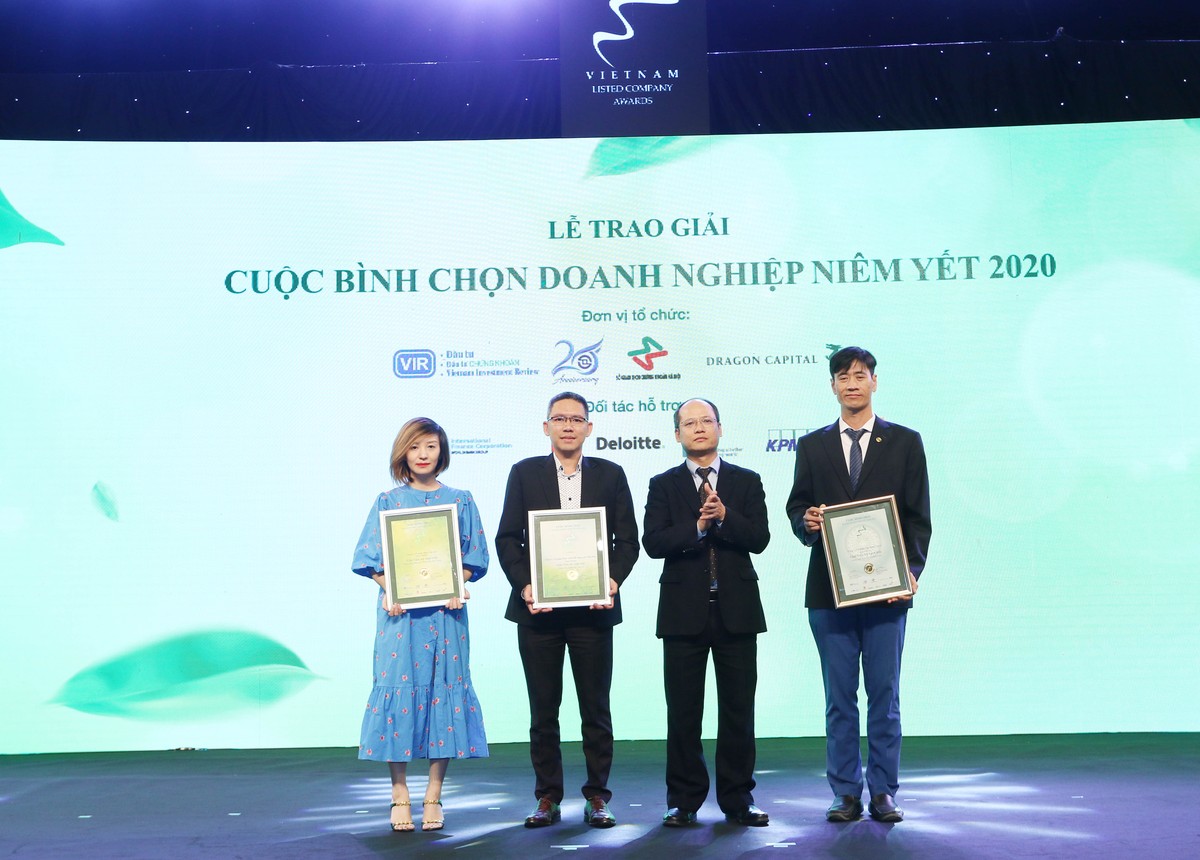 Ông Lê Công Điền Vụ trưởng Vụ giám sát công ty đại chúng, Ủy ban Chứng khoán Nhà nước trao giải tiến bộ vượt trội