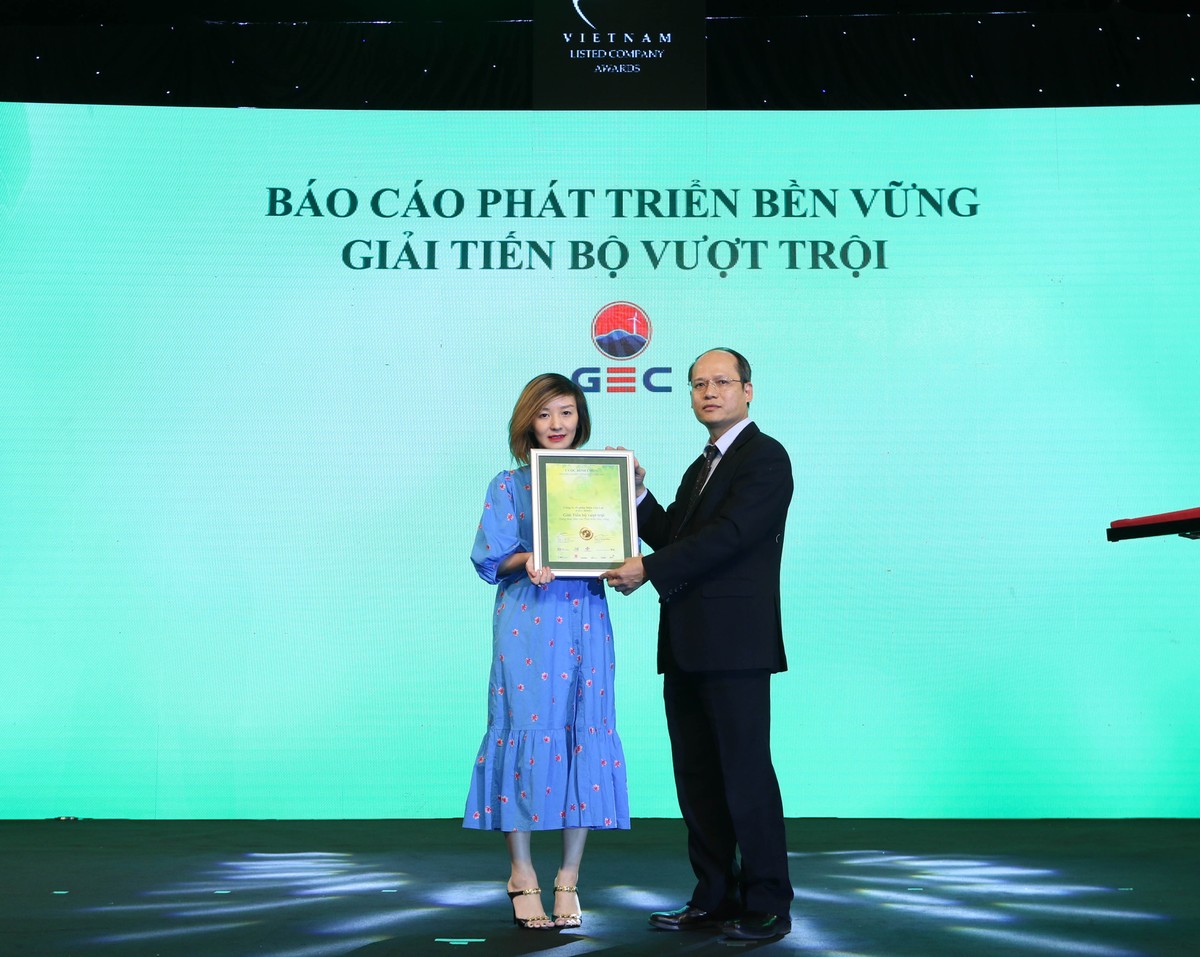 Đại diện GEC đón nhận giải tiến bộ vượt trội