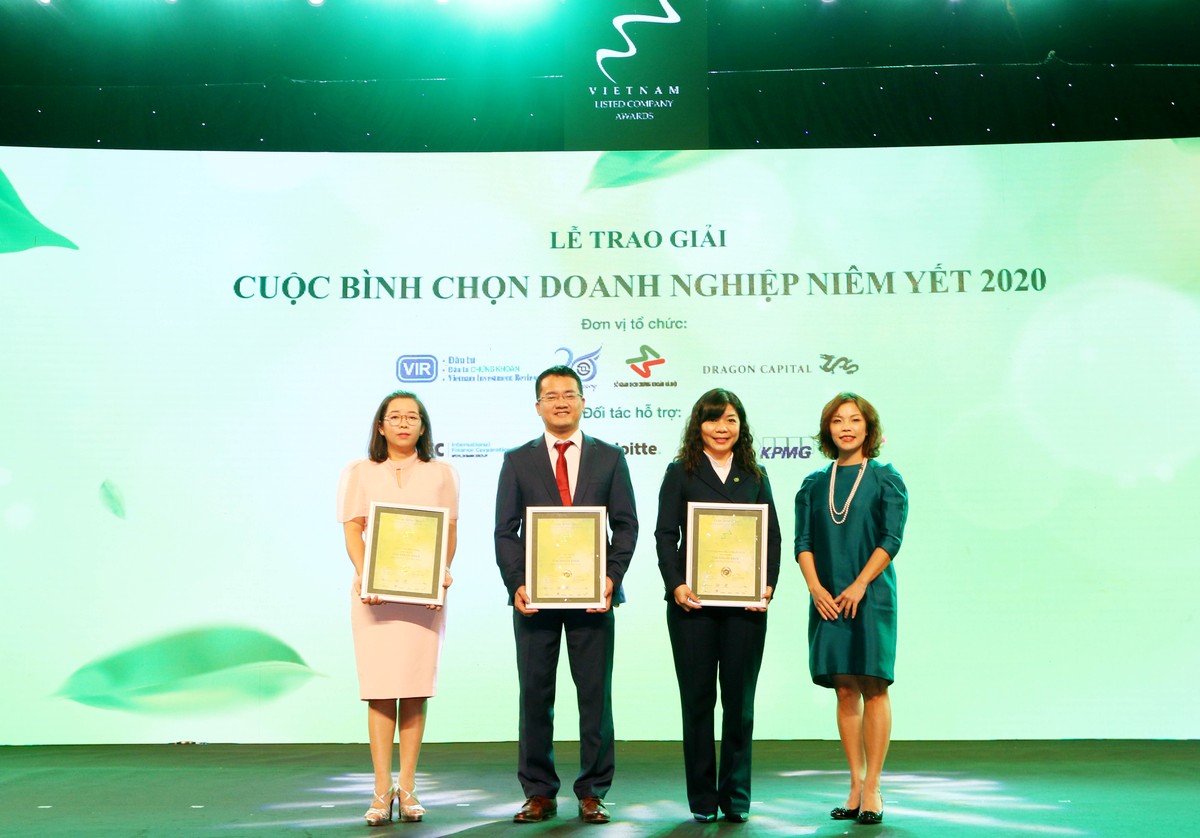 Bà Nguyễn Thụy Minh Châu, Giám đốc Khu vực Mekong, Hiệp hội Kế toán công chứng Anh trao 03 Giải khuyến khích giải Phát triển Bền Vững