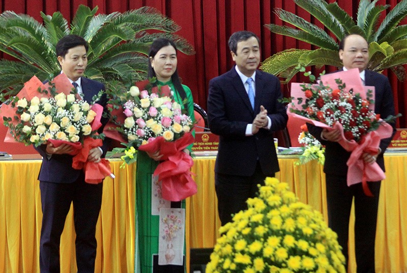 Ủy viên dự khuyết trung ương Đảng, Bí thư Tỉnh ủy Thái Bình Ngô Đông Hải tặng hoa chúc mừng tân Phó chủ tịch HĐND tỉnh và tân Phó chủ tịch UBND tỉnh. Ủy viên dự khuyết trung ương Đảng, Bí thư Tỉnh ủy Thái Bình Ngô Đông Hải tặng hoa chúc mừng tân Phó chủ tịch HĐND tỉnh và tân Phó chủ tịch UBND tỉnh.