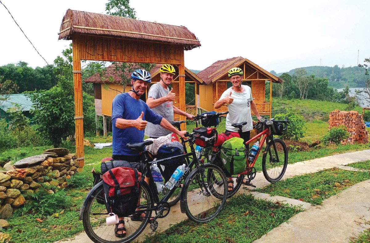 Du khách ngoại quốc thích thú với mô hình farmstay ở Việt Nam. Ảnh: Thành Nguyễn