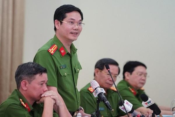 Thượng tá Phạm Văn Thành, Trưởng phòng PC03 thông tin tại buổi họp Thượng tá Phạm Văn Thành, Trưởng phòng PC03 thông tin tại buổi họp