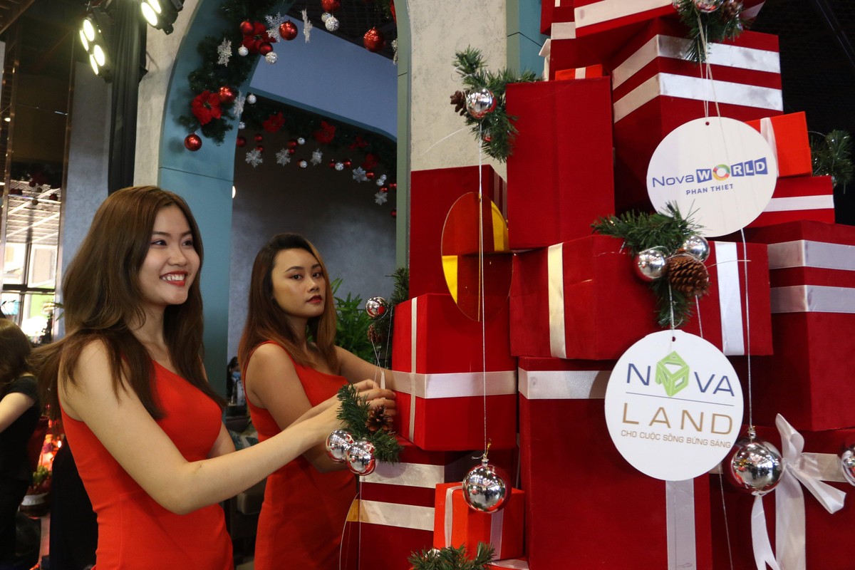 Dịp này, các trung tâm thương mại, các cửa hàng đều trang hoàng lộng lẫy để thu hút khách. Dịp này, các trung tâm thương mại, các cửa hàng đều trang hoàng lộng lẫy để thu hút khách.