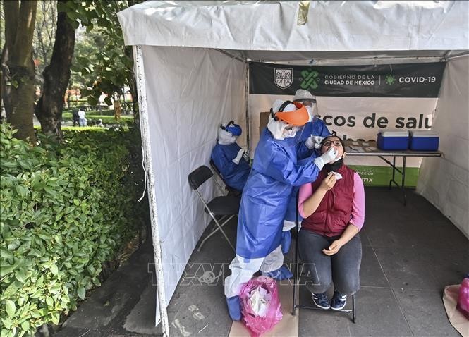 Một điểm xét nghiệm COVID-19 tại Mexico City, Mexico, ngày 6/11/2020. Ảnh: AFP/TTXVN Một điểm xét nghiệm COVID-19 tại Mexico City, Mexico, ngày 6/11/2020. Ảnh: AFP/TTXVN