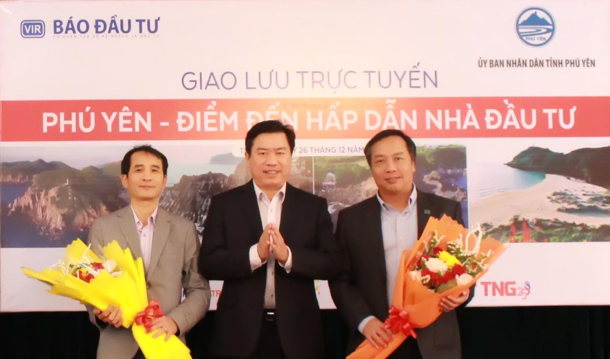 Ông Trần Hữu Thế, Chủ tịch UBND tỉnh Phú Yên tặng hoa cám ơn Ban Biên tập Báo Đầu tư đã phối hợp tổ chức thành công Chương trình giao lưu trực tuyến &quot;Phú Yên - Điểm đến hấp dẫn nhà đầu tư&quot;