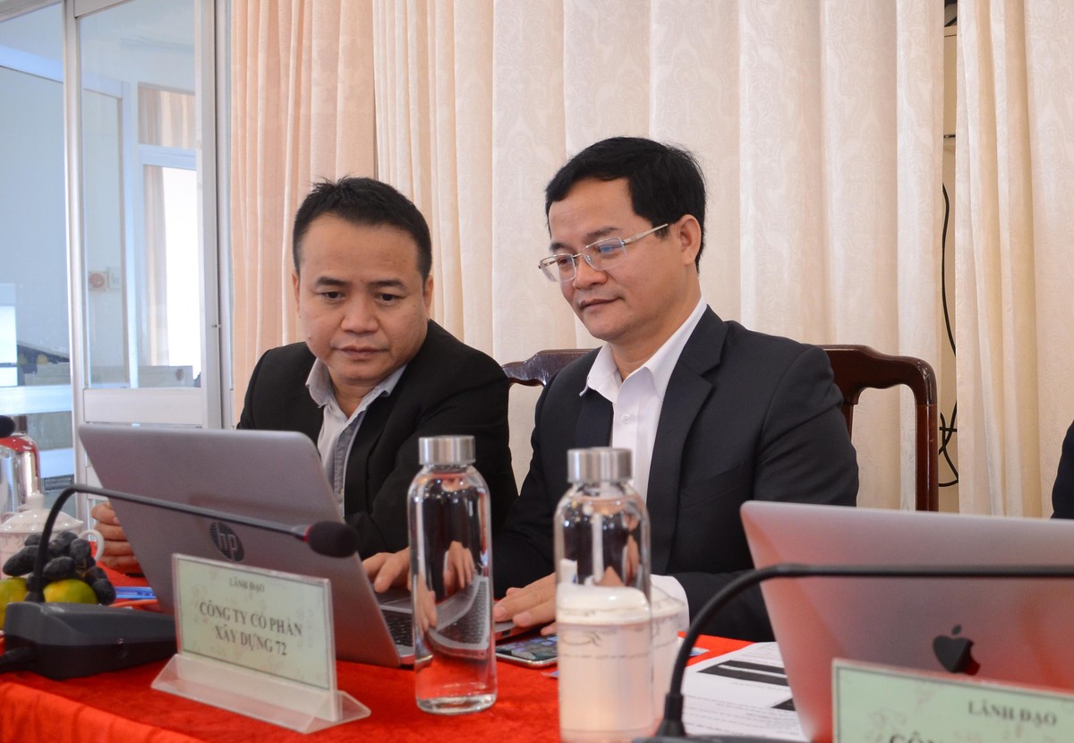 Ông Lê Văn Thiện (bên phải ảnh) trả lời câu hỏi của độc giả.